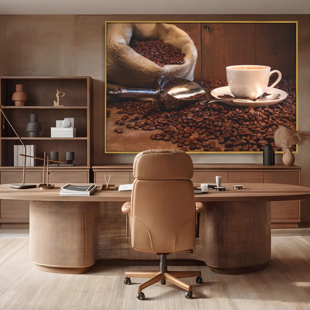 Tablou canvas cu tablou cu cana de cafea si sac de iuta, in rama de aluminiu auriu, pe perete intr-un birou